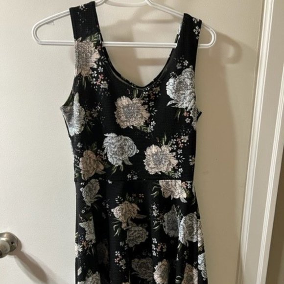 dress - Picture 1 of 1